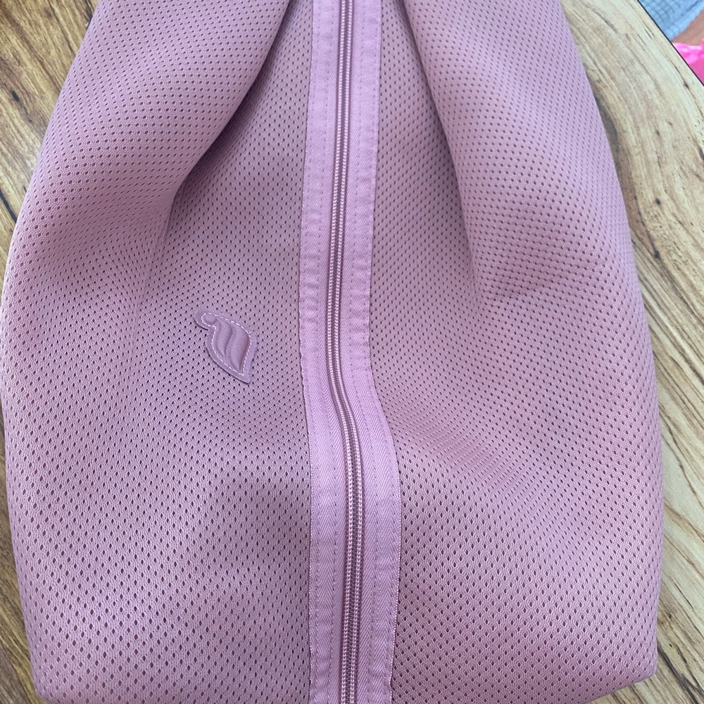 Fabletics gym backpack in like new condition never used - Picture 3 of 4